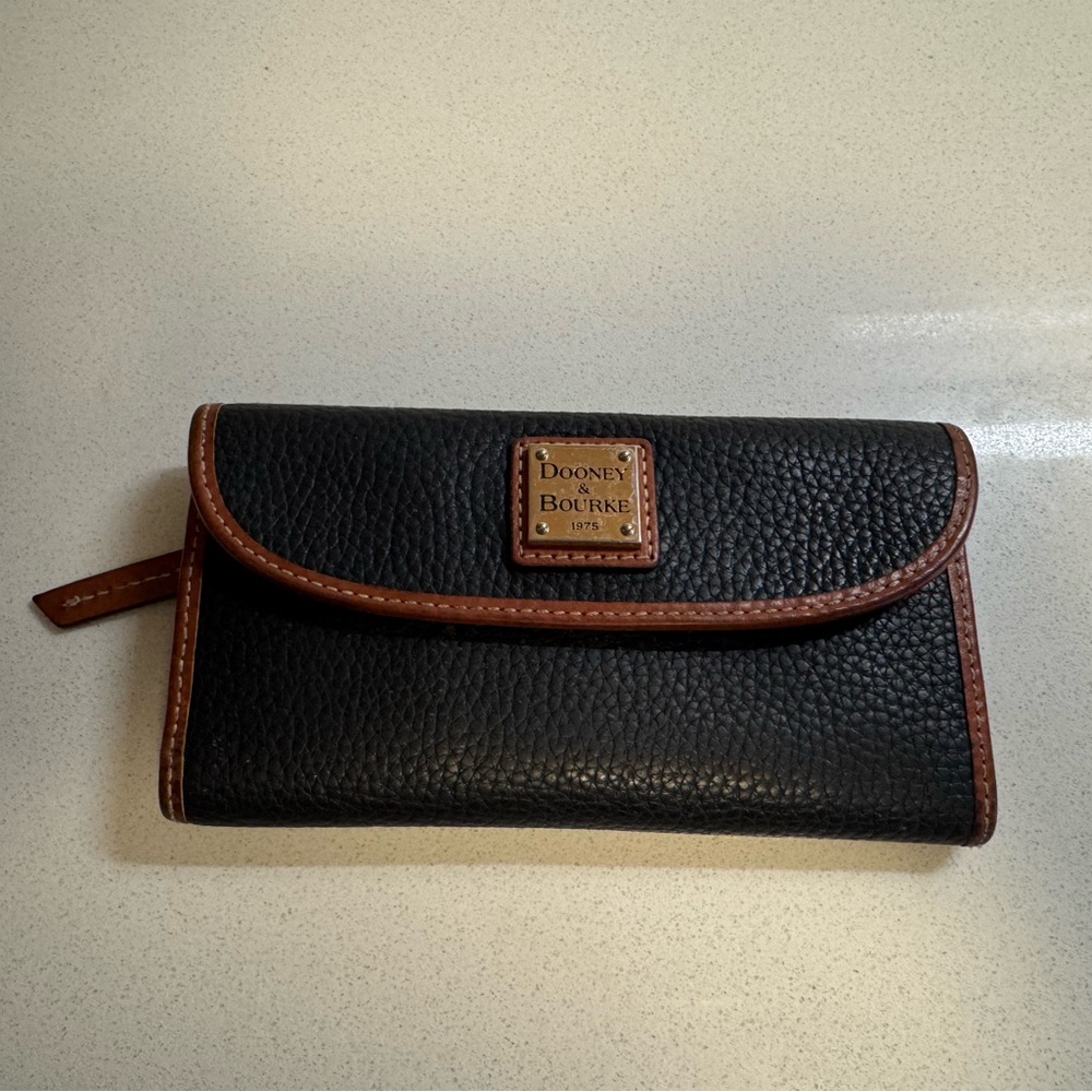 Dooney & Bourke Clutch - Black